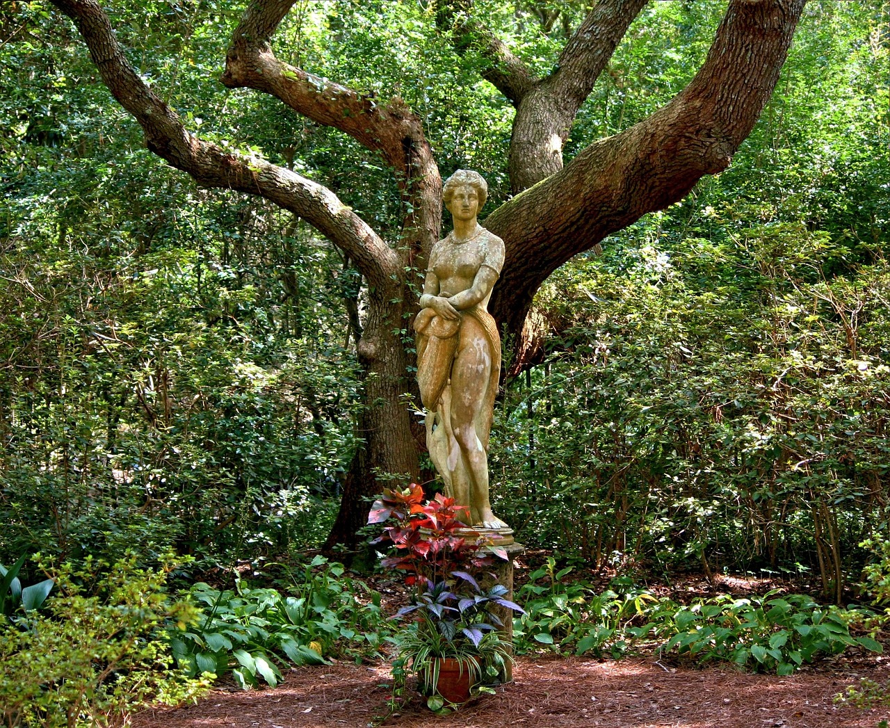 Garden sculpture, statue, woman — Baccarat: The Pros and Cons