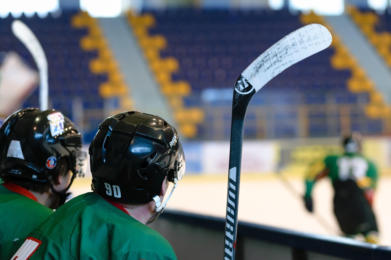 Hockey game, stadion, ice skating rink — Online betting brings your favorite games to your fingertips