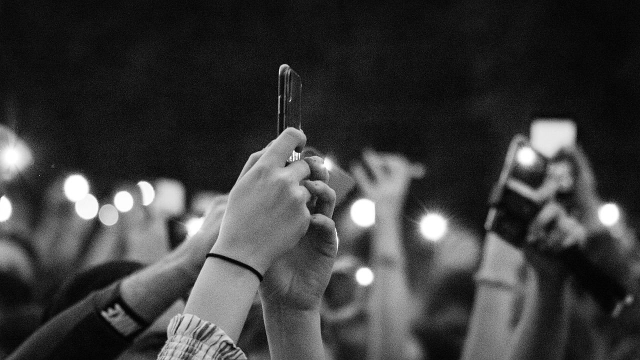 Concert, lights, hands — UFABET Betting Limits: Tailoring Your Experience